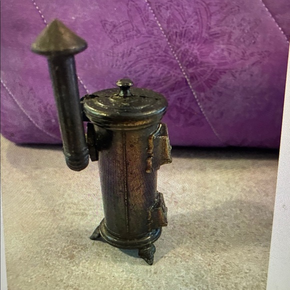 Vintage Die Cast Metal Miniature Wood Burning Stove Pencil Sharpener Top Opens - Picture 4 of 9